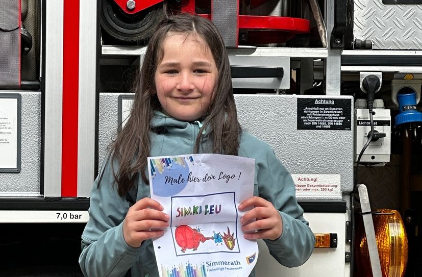 Clara Schumacher hat das neue Logo der Simmerather Kinderfeuerwehr entworfen - als Belohnung besuchte die »große Feuerwehr« ihre Kalltalschule in Lammersdorf.