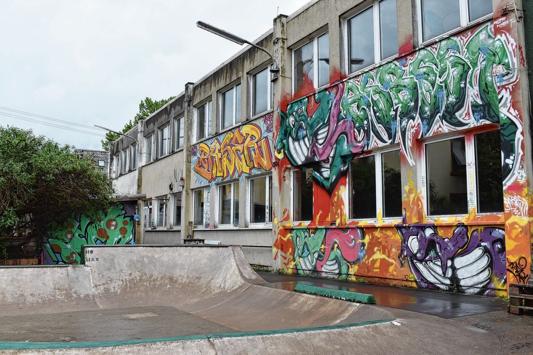 Die Skatehalle in Trier West ist von Außen mit Graffitis geschmückt.