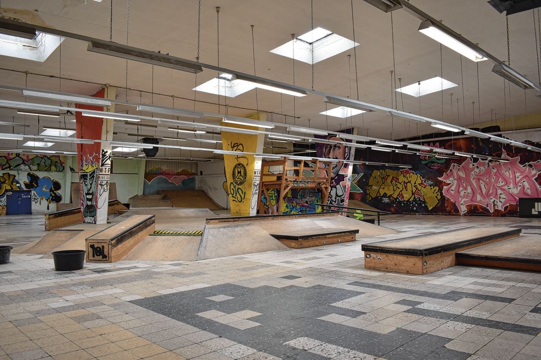 In der Skatehalle stehen viele unterschiedliche Rampen zur Verfügung.