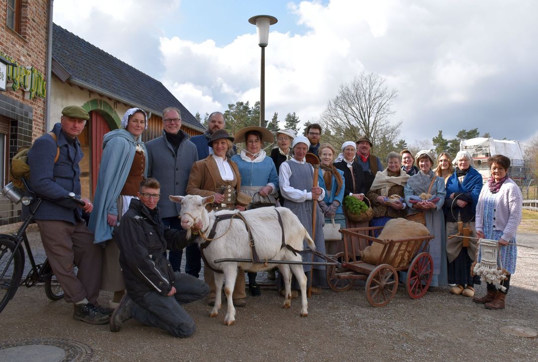 Das sind die Menschen, die im LVR-Freilichtmuseum Kommern die Besucher mit auf eine Zeitreise in die Lebensweise unserer Vorfahren nehmen. So wird Geschichte und ein Museum lebendig.