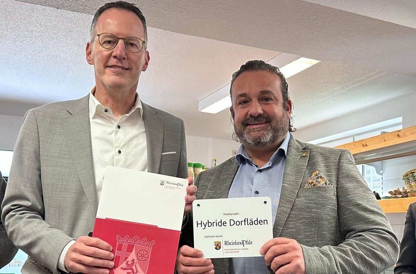 Innenminister Michael Ebling (links) mit Manderns Ortsbürgermeister Tim Kohley.