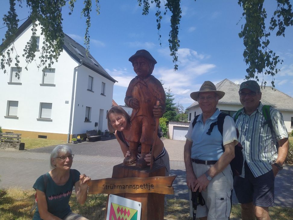 Trotz tropischer Temperaturen machten sich einige Wanderfreund/innen auf den Weg, das „Strühmannspettje“ bei Nachtsheim zu erkunden.