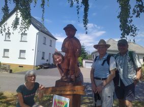 Trotz tropischer Temperaturen machten sich einige Wanderfreund/innen auf den Weg, das „Strühmannspettje“ bei Nachtsheim zu erkunden.