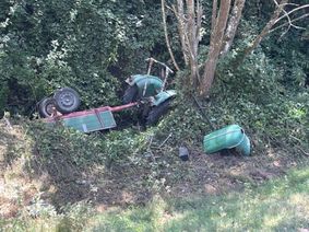In Binningen (Kreis Cochem-Zell) ist am Mittag gegen 12 Uhr ein Traktorfahrer einen rund 50 Meter tiefen Abhang hinuntergestürzt.