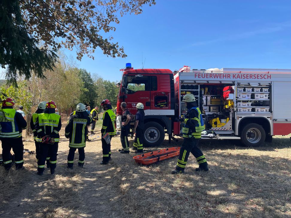 In Binningen (Kreis Cochem-Zell) ist am Mittag gegen 12 Uhr ein Traktorfahrer einen rund 50 Meter tiefen Abhang hinuntergestürzt.