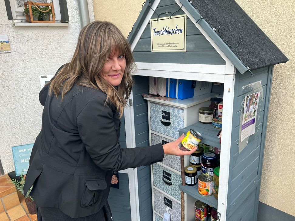 Martina Voosen ist stolz auf ihr »Tauschhäuschen« und dass es so gut angenommen wird. Die Idee zu diesem Projekt kam der Flamersheimerin bei einem Urlaub in den Niederlanden. Foto: Scholl