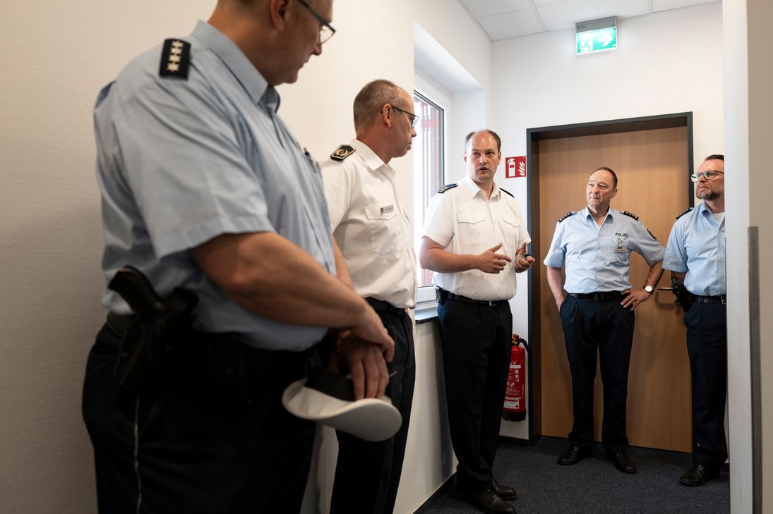 Im Austausch mit anderen Akteuren im Bevölkerungsschutz: DRK-Kreisbereitschaftsleiter Lars Klein (M.) führte Vertreter von Polizei und Feuerwehr über das Gelände und durch die Räumlichkeiten des Rotkreuz-Zentrums.