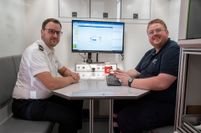 Aus dem Einsatzleitwagen heraus werden im Ernstfall die DRK-Kräfte koordiniert und gesteuert. Timo Prinz (l.) und Alexander Heine präsentierten die Technik.