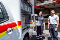 Einzigartiger Ford Ranger: Vanessa Sieberts und Nico Adaldo zeigten das Fahrzeug, das die Euskirchener Rotkreuzler zu einer Verpflegungsstation umgebaut haben.