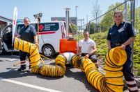 Die Heizung, die die Hellenthaler DRKler mit Achim Steffens (v.l.), Nico Adaldo und Monja Chudaska präsentierten, wurde an dem sonnigen Sommertag zum Glück nicht benötigt.