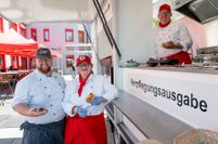 Bestens versorgt wurden die Besucher und Teilnehmer an der Verpflegungsausgabe von Tobias Pohl (v.l.), Katja Pesch und Andreas Jäger.