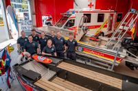 Mit dem Hochwasserboot (vorne) sind die Aktiven der Wasserwacht erst kürzlich vom Hilfseinsatz in Bayern zurückgekehrt. Jetzt zeigten die Dahlemer und Kaller DRK-Retter ihre Technik und Ausrüstung bei der Leistungsschau am Euskirchener Rotkreuz-Zentrum.