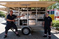 Ein bisschen Spaß muss sein: Stefan Kleber (l.) und Thomas Damm präsentierten den Weilerswister Verpflegungsanhänger.