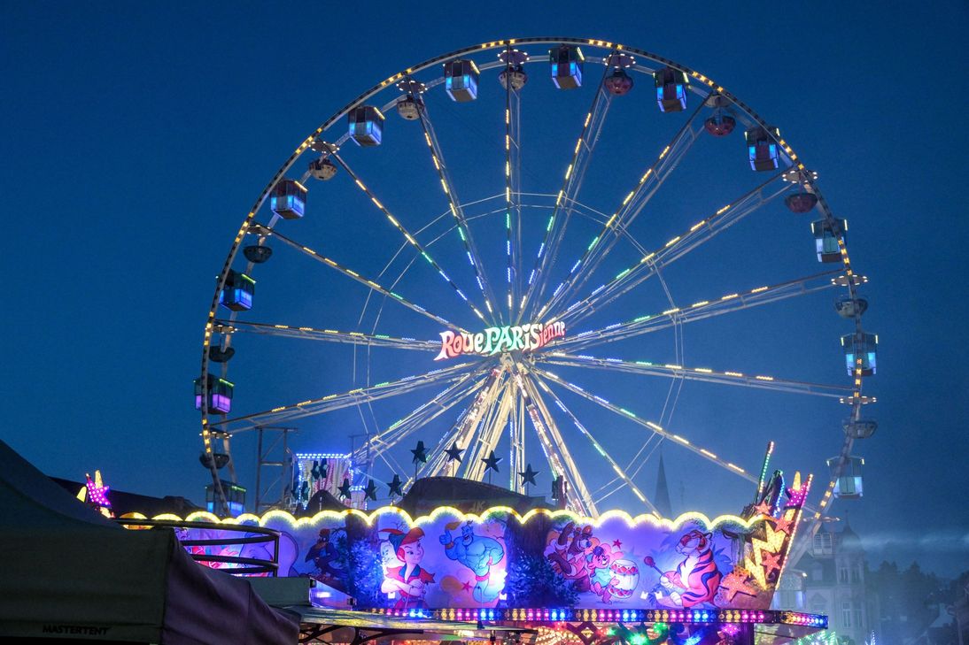 In diesem Jahr dreht das beliebte Riesenrad wieder seine Runden beim größten Volksfest im nördlichen Rheinland-Pfalz.
