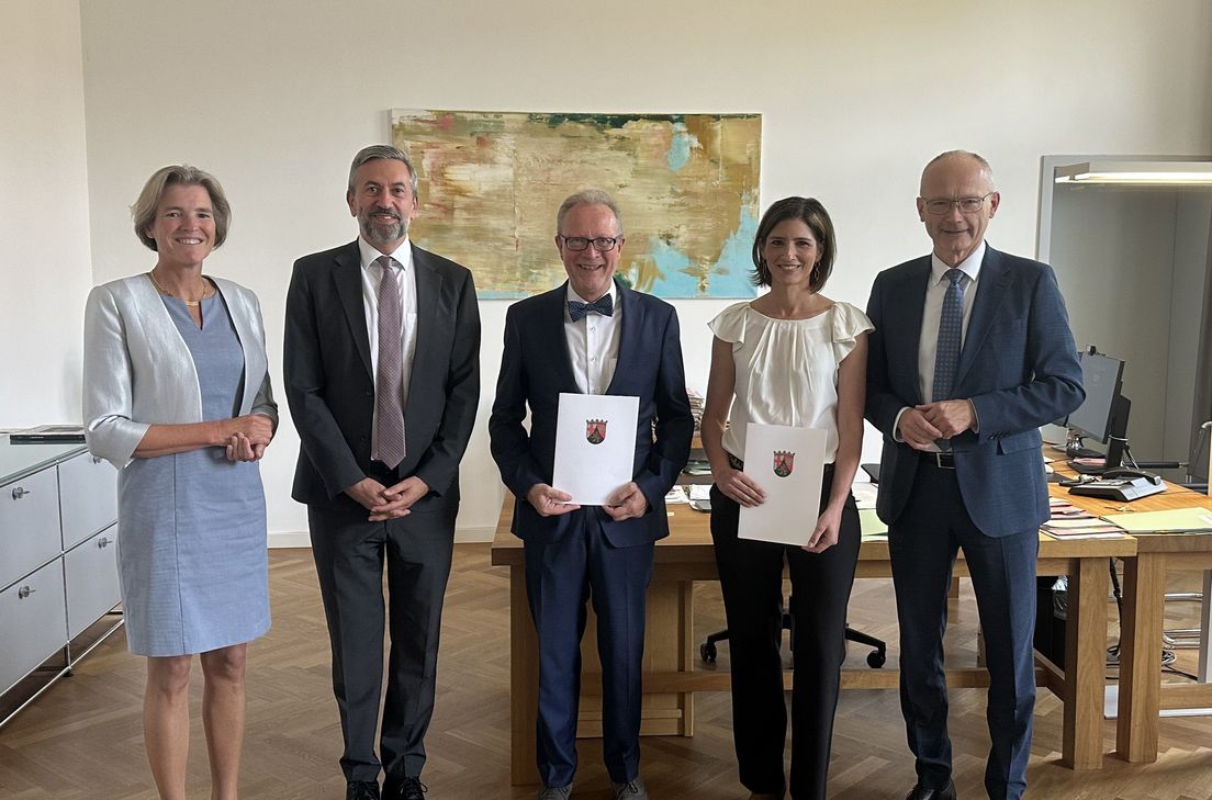 Staatssekretärin Anja Schraut, Thomas Henrichs (Präsident des OLG Koblenz), Dr. Manfred Grüter, Corinna Diesel und Staatsminister Dr. Helmut Martin.