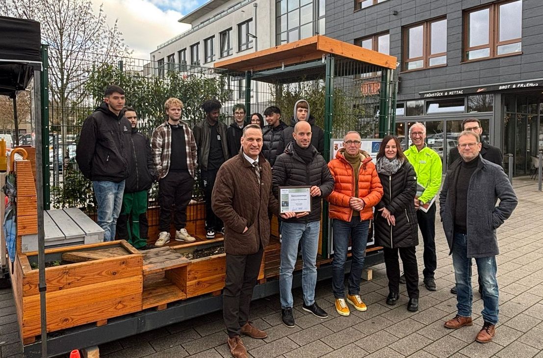 Übergabe des Modularen Grünen Zimmer auf dem Vorplatz des Fürstenhofs.