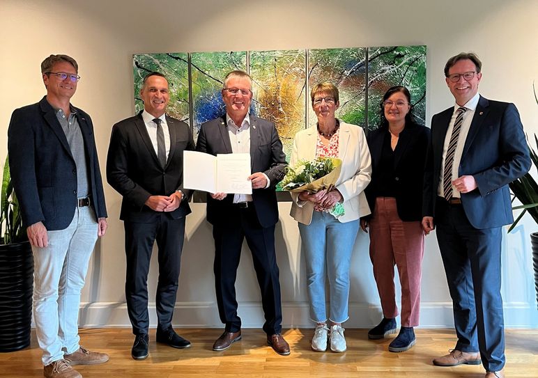 Zur Verleihung der Ehrennadel des Landes Rheinland-Pfalz an Michael Wagner (3.v.l.) gratulieren v.l.n.r.: Fraktionssprecher Stephan Lequen, Bürgermeister Joachim Rodenkirch, Monika Ritter-Wagner, Anja Vollmer als Vertreterin des Ortsvorstehers von Wengerohr und Landrat Andreas Hackethal.