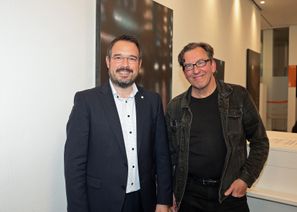 Franziskus Wendels (r.) mit Thomas Klassmann, Direktor Regionalmarkt Eifel der VR Bank, bei der Ausstellungseröffnung in Daun.