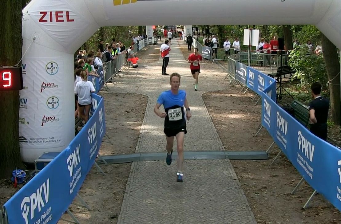 Detlef Seif MdB beim Zieleinlauf des Bundestagslaufs in Berlin.