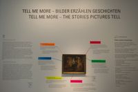 Am Eingang der Ausstellung wird erklärt, nach welchem Schema die ausgestellten Werke präsentiert und die Geschichten dahinter erzählt werden.