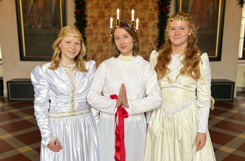 Die Christkinder Marie-Blanche (l.) und Inga (r.) erscheinen täglich um 17, 18 und 19 Uhr am Meroder Schloss, besuchen aber auch Seniorenheime. Die heilige Lucia (Bildmitte) wird am 13. und 16. Dezember zu erleben sein.