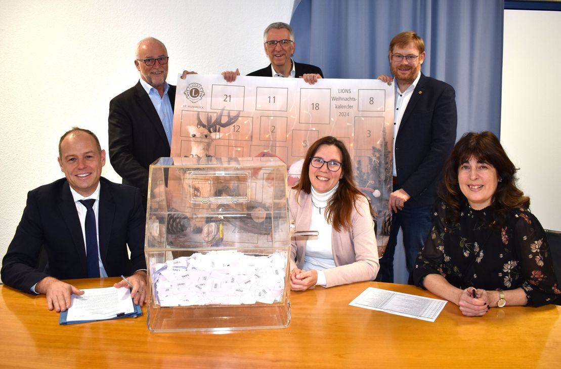 Von links.: Dr. Christopher Wagenknecht, Wolfgang Nass, Erik Gregori, Nicole Millgramm, Bernward Heinemann und Tatjana Silbernagel-Kierst vor der Ziehung.