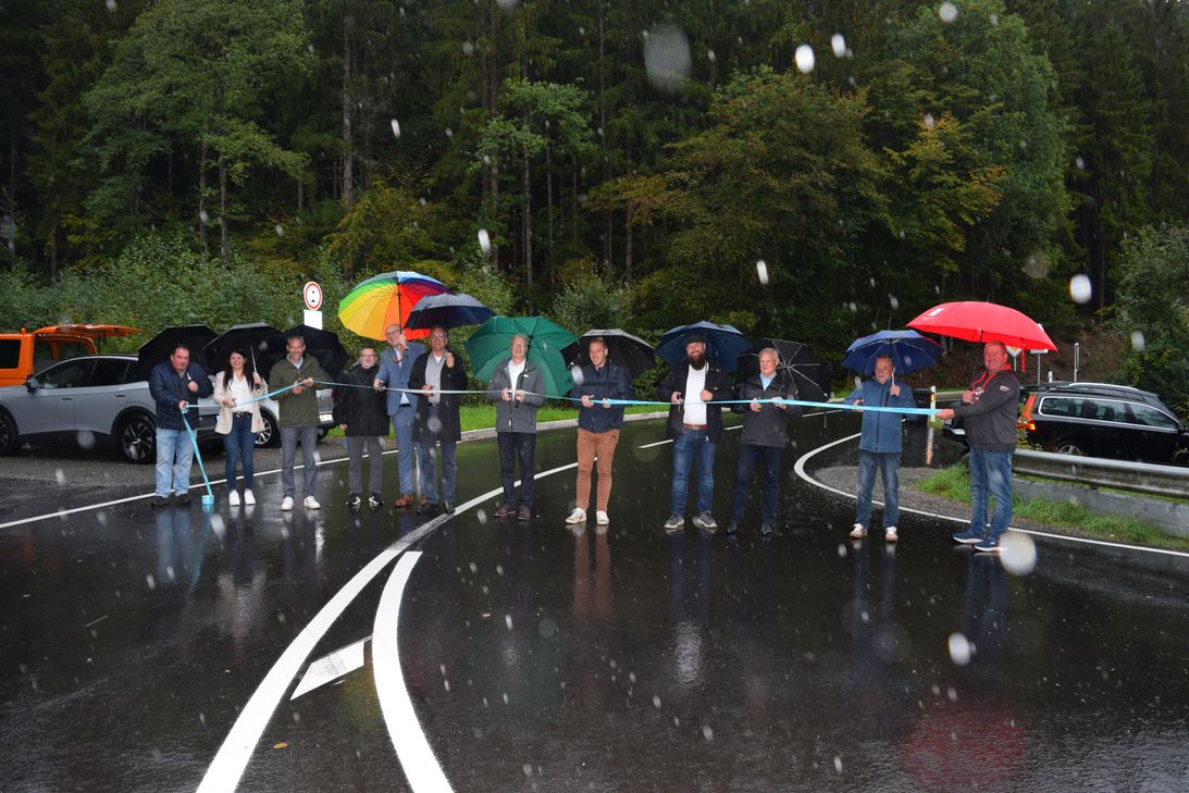 Auch der Dauerregen konnte die gute Stimmung bei der offiziellen Freigabe der frisch sanierten Kreisstraße 56 bei Rupperath nicht trüben.