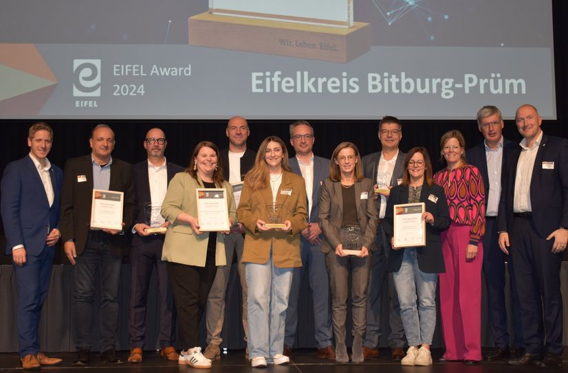 Die Vertreter der Preisträger TS Verbindungsteile, Lehnen und Partner, Landwerke Eifel und Zahnen GmbH aus dem Eifelkreis bei der EIFEL Award-Verleihung in der Stadthalle Bitburg.