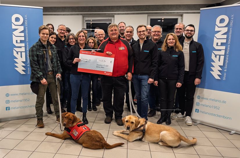 Melano-Vertreter übergaben 4437 Euro als Erlös ihres Benefizkonzertes an Erik Kersting, Vorstand des Förderverein »I-L-e Servicehunde Menschen mit Behinderung e.V.«.Foto: Melano