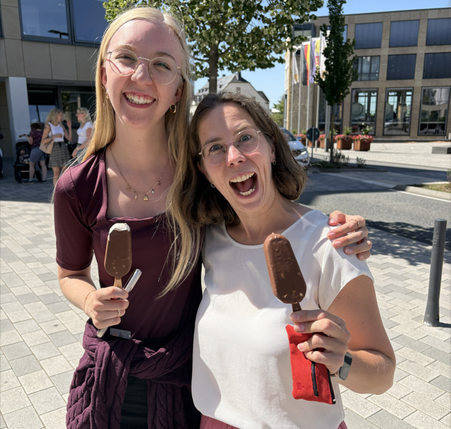 Sommer, Sonne, Eis - rund 600 Menschen besuchten heute den SWR3-Eistruck in Bitburg. Die Stadt hatte zuvor eine Online-Abstimmung gewonnen.