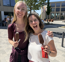 Sommer, Sonne, Eis - rund 600 Menschen besuchten heute den SWR3-Eistruck in Bitburg. Die Stadt hatte zuvor eine Online-Abstimmung gewonnen.