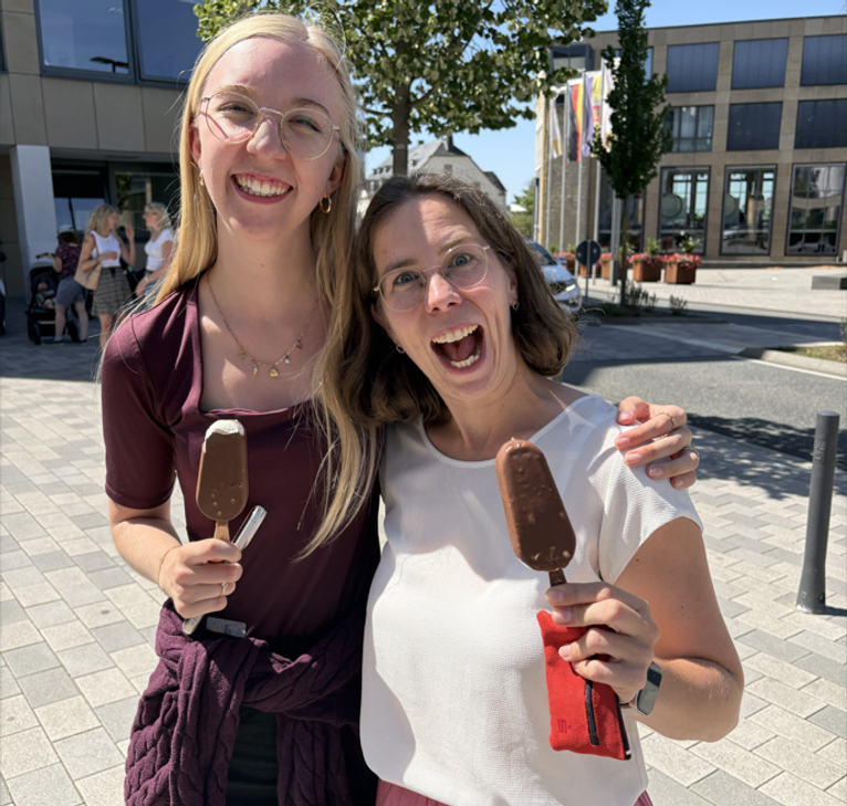 Sommer, Sonne, Eis - rund 600 Menschen besuchten heute den SWR3-Eistruck in Bitburg. Die Stadt hatte zuvor eine Online-Abstimmung gewonnen.