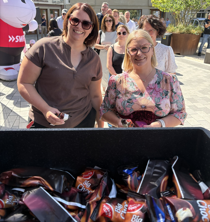 Sommer, Sonne, Eis - rund 600 Menschen besuchten heute den SWR3-Eistruck in Bitburg. Die Stadt hatte zuvor eine Online-Abstimmung gewonnen.