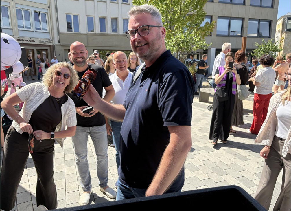 Sommer, Sonne, Eis - rund 600 Menschen besuchten heute den SWR3-Eistruck in Bitburg. Die Stadt hatte zuvor eine Online-Abstimmung gewonnen.