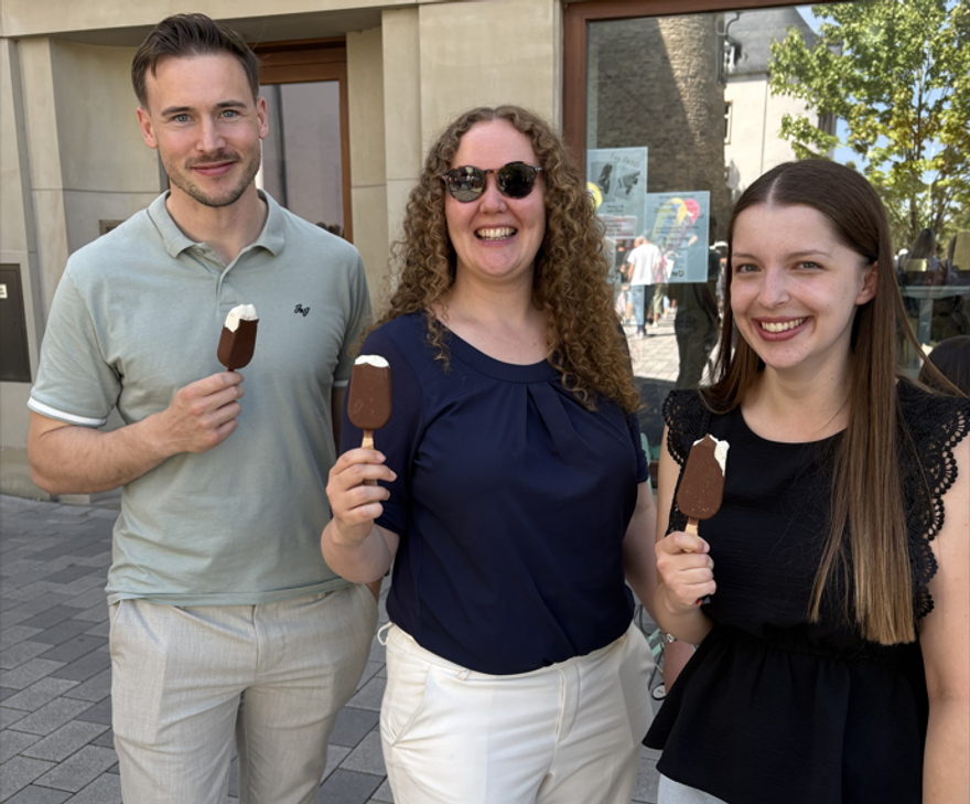 Sommer, Sonne, Eis - rund 600 Menschen besuchten heute den SWR3-Eistruck in Bitburg. Die Stadt hatte zuvor eine Online-Abstimmung gewonnen.