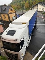 Der lange LKW stand auf dem Bahnübergang und beschädigte dabei die Schrankenanlage. Derzeit wird der Unfall von der Polizei aufgenommen.