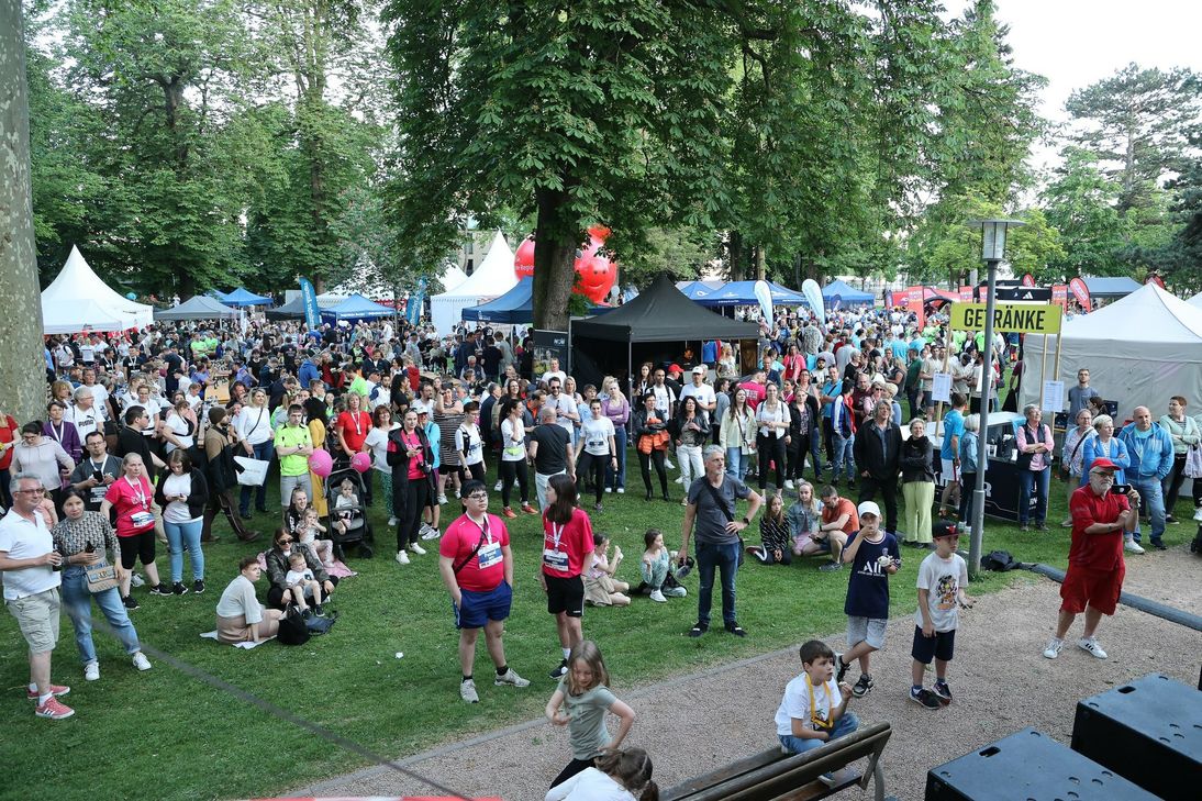 Sport und Party gehen beim Firmenlauf wieder Hand in Hand. Wer mit seinem Team dabeisein will, kann sich noch bis zum 21. Mai online anmelden.