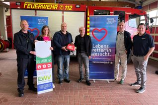 Vertreter der Feuerwehren in der Stadt Monschau, EWV und dem Netzwerk »Region Aachen rettet« sowie Bürgermeisterin Dr. Carmen Krämer (2.v.l.) freuen sich, dass den Menschen im Monschauer Stadtgebiet flächendeckend automatisierte externe Defibrillatoren für den Ernstfalll zur Verfügung stehen.