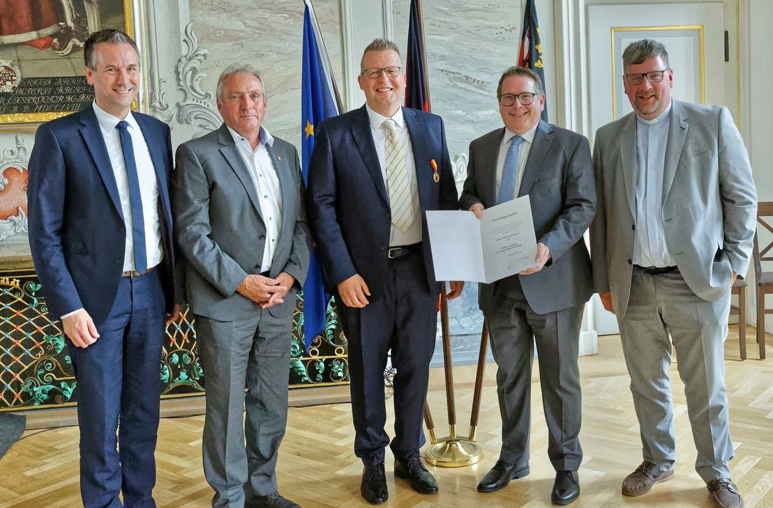 Tobias Marenberg (Mitte) bei der Verleihung des Landesverdienstmedaille im Kurfürstlichern Palais in Trier.