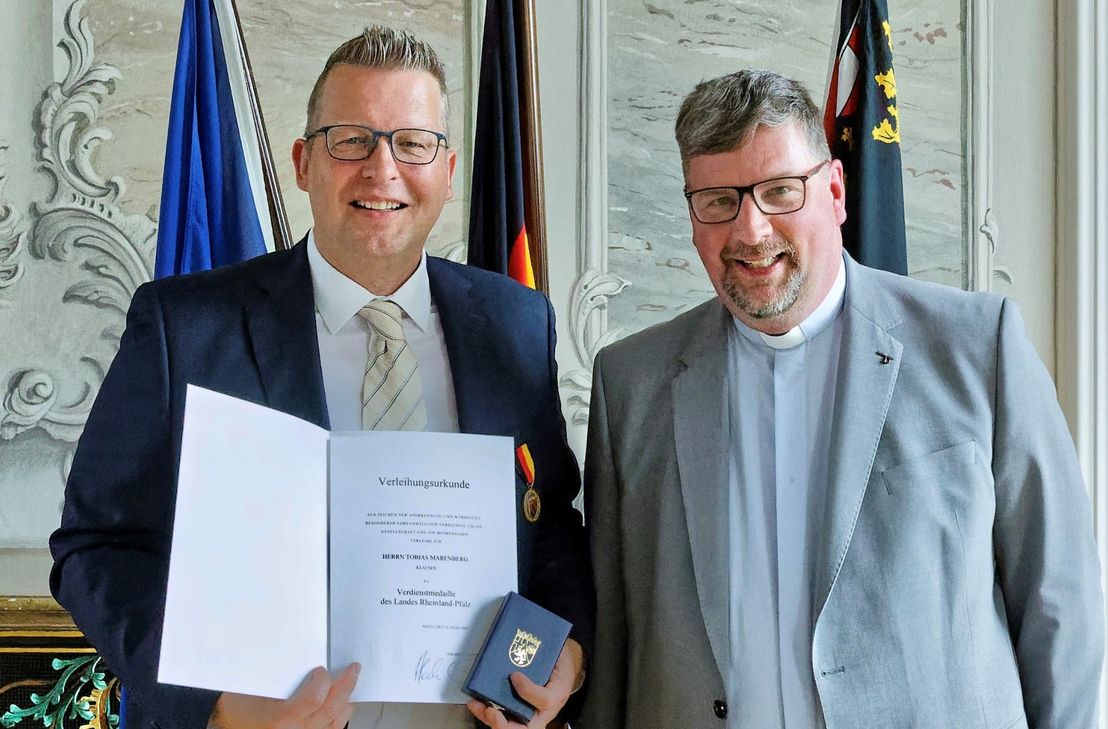 Gemeinsam mit Pater Albert Seul (rechts) organisiert Marenberg seit 2013 kulturelle Veranstaltungen in der Wallfahrtskirche Klausen.