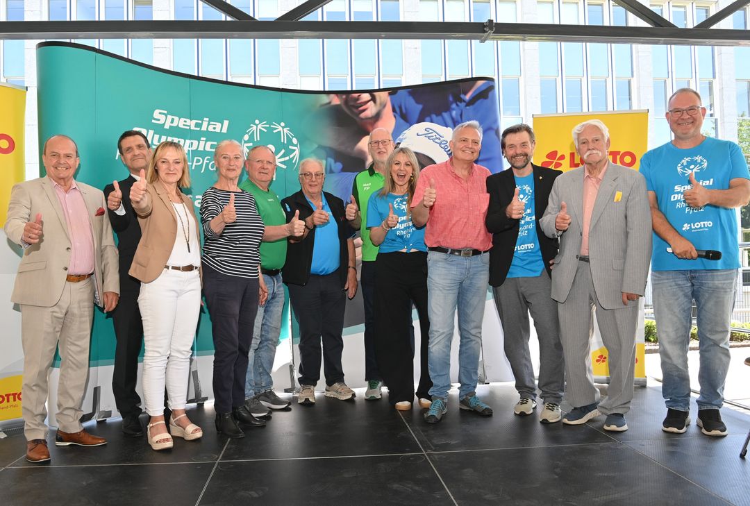 Daumen hoch für Inklusion: Vertreter*innen von Lotto Rheinland-Pfalz GmbH und Special Olympics Reinland-Pfalz bei der Entsendung des Teams SORLP