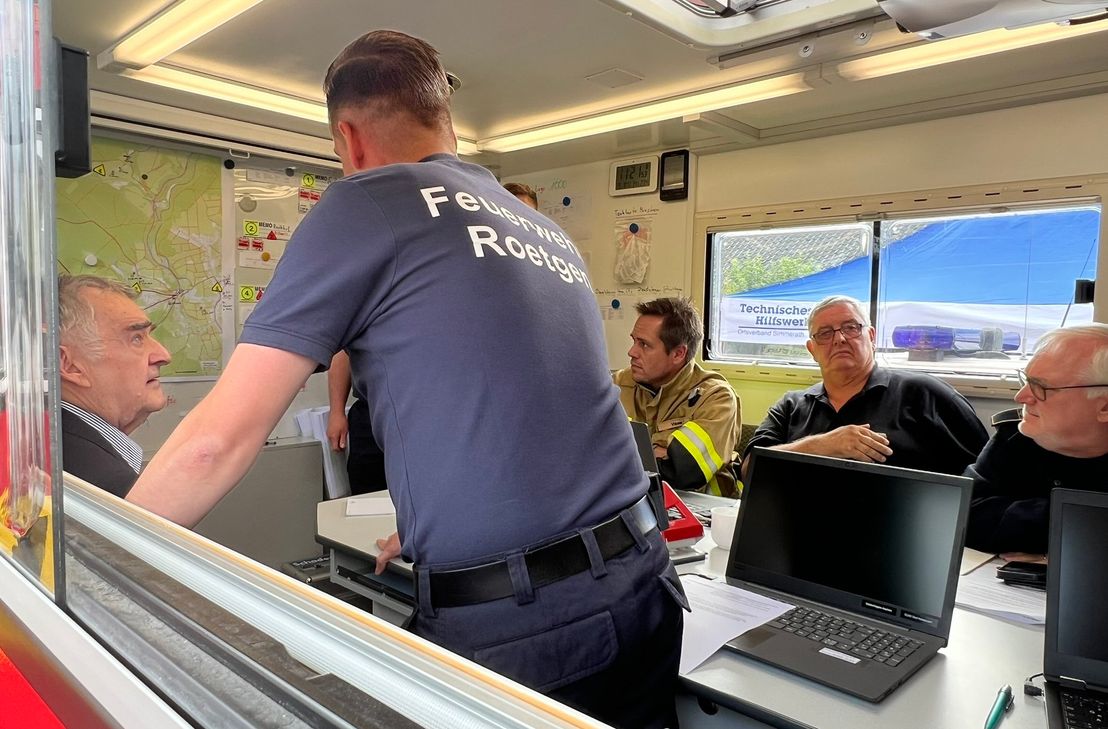 Lagebesprechung am Kalterherberger Feuerwehrhaus.