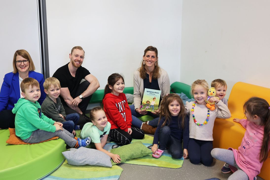 Dr. Carmen Krämer, Bürgermeisterin der Stadt Monschau (1.v.r.) hat sich als Patin an den Vorlesewochen der städteregionalen Kita Imgenbroich beteiligt. Kitaleiter Marc Ritzke (2.v.l.) freut sich, dass die Kinder sich für die Aktion begeistern. Lucy Stedwell vom Amt für Kinder, Jugend und Familie der StädteRegion (1.v.l.) koordiniert die Vorleseaktion.