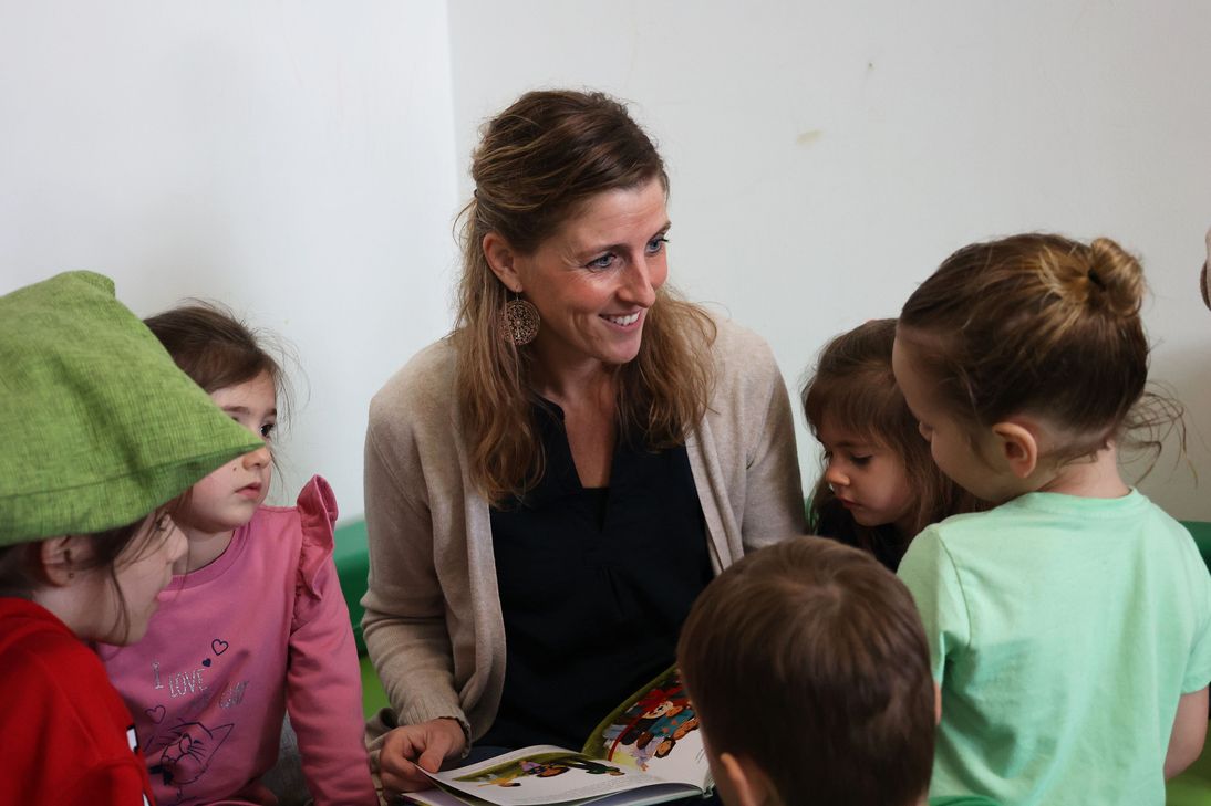Die Kita-Kinder hören gespannt zu, als Dr. Carmen Krämer die Geschichte der drei Kinder vorliest, die für ihren Spielplatz kämpfen.