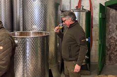 Sternekoch Harald Rüssel beim Abschmecken des frisch gewürzten Glühweins.