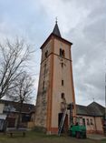 Der Forster Kirchturm erstrahlt im Advent mit leuchtenden Sternen.