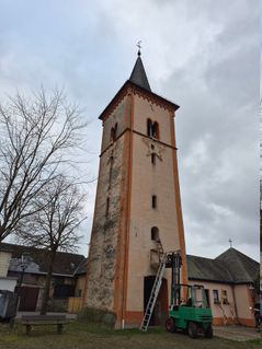 Der Forster Kirchturm erstrahlt im Advent mit leuchtenden Sternen.