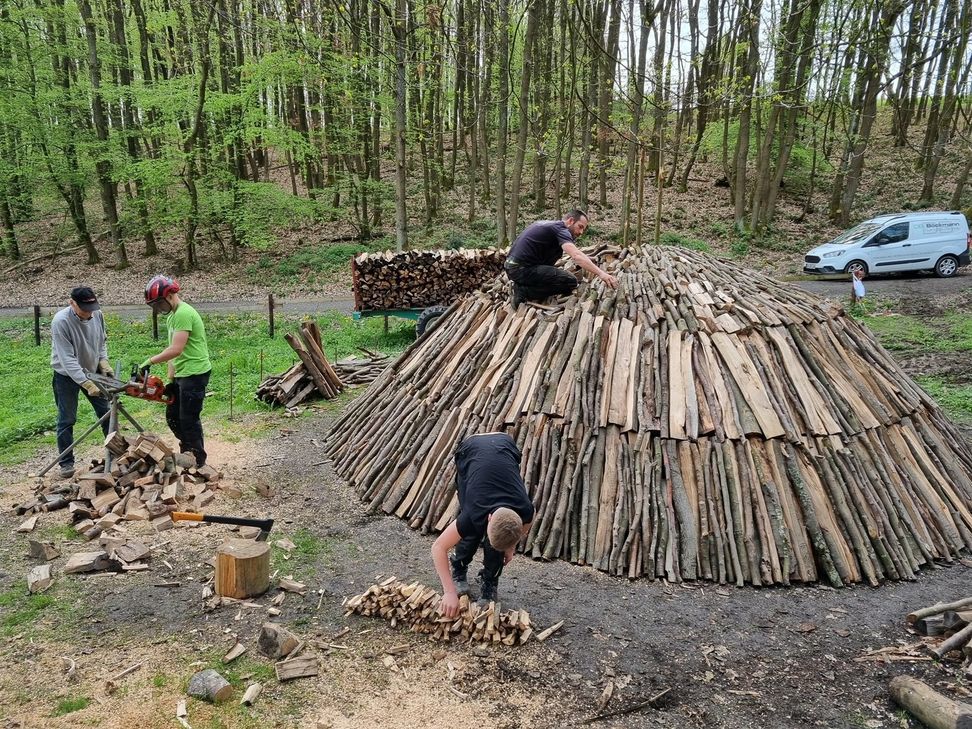 Der Holzkohlenmeiler brennt im Wildpark Schmidt. Am Samstag starten die Holztage mit Rückepferden, an Vatertag können kleine Meiler gebaut und zum Abschluss die Holzkohle geerntet werden.