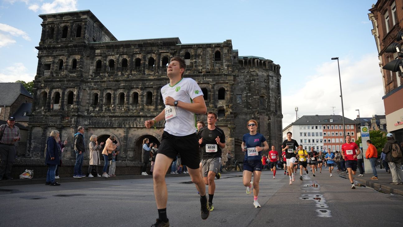 Der Trierer Firmenlauf hat auch in diesem Jahr wieder tausende Menschen in Bewegung versetzt. Trotz starker Regenschauer kurz vor Beginn der Veranstaltung blieb es während des Laufes trocken – und sogar die Sonne ließ sich blicken.