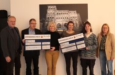 Polizeipräsidentin Anja Rakowski (rechts) mit den Spendenempfängern